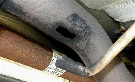 carbon monoxide leak in car|Car mechanic details exhaust leak as possible cause。